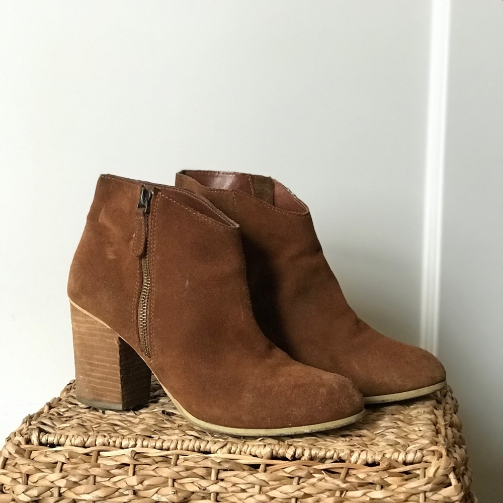 ECOTÉ URBAN OUTFITTERS Cognac Booties